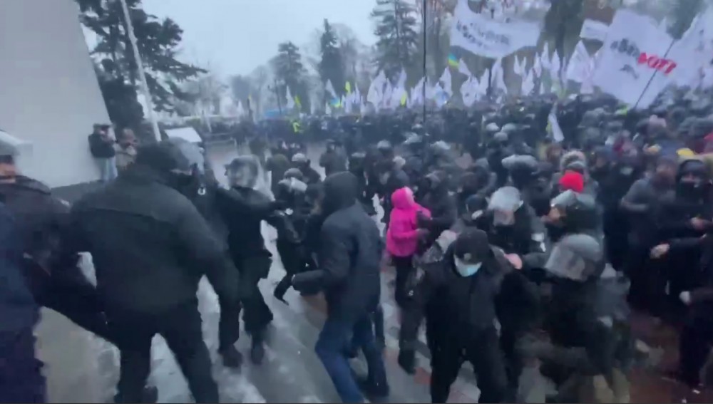 Durere fără margini la Holercani. Minora împușcată de fostul iubit, petrecută pe ultimul drum